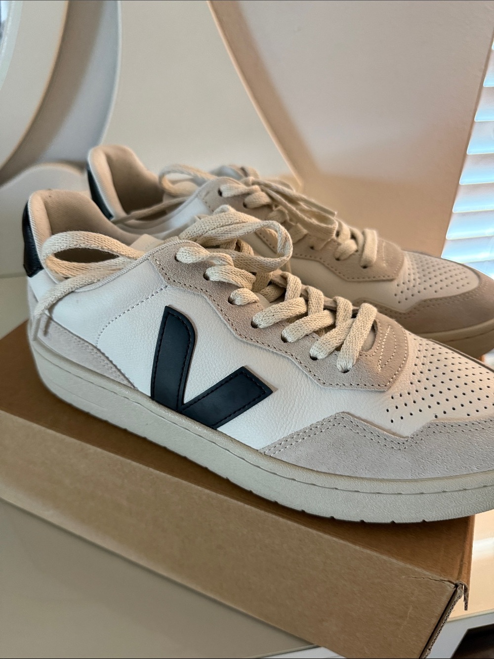♥️Veja Sneakers in Cream and Black V-Logo♥️